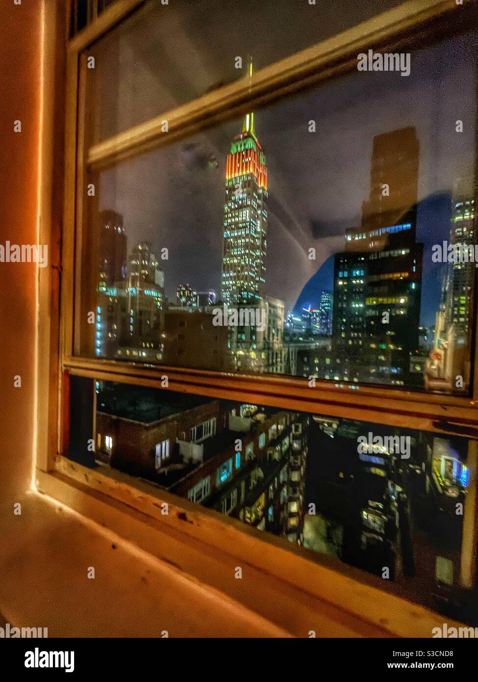 Vue privée sur le centre-ville de Manhattan et l'Empire State Bâtiment vu à travers cet appartement de luxe, fenêtre sur le parc Avenue Banque D'Images