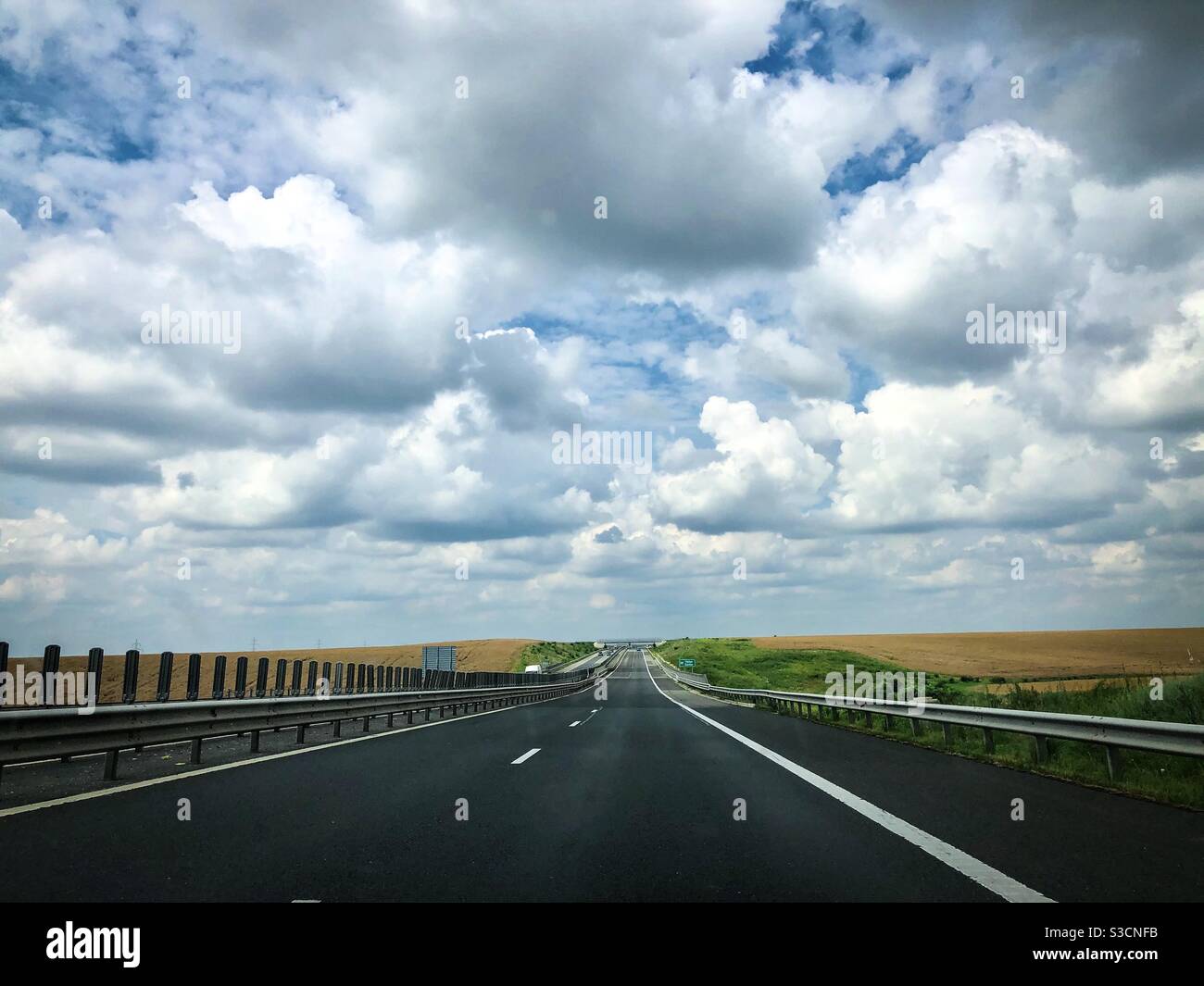 Nuages sur l'autoroute - Image de stock capturée avec un smartphone