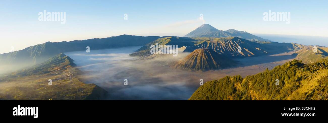 Tengger Caldera panoramique avec des nuages bas sur la mer de Poncer avec le Mont Bromo et le Mont Semaru East Java Indonésie Banque D'Images