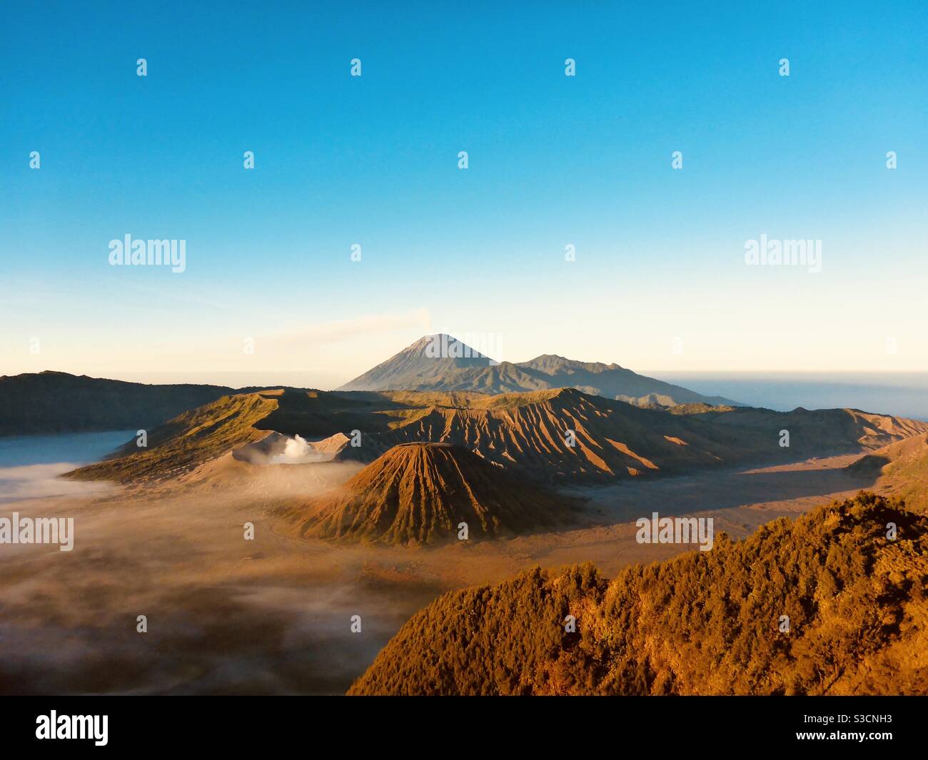 Tengger Caldera comme le soleil vient avec le Mont Bromo et Mont Semaru dans l'est de Java Indonésie - Image de stock capturée avec un smartphone