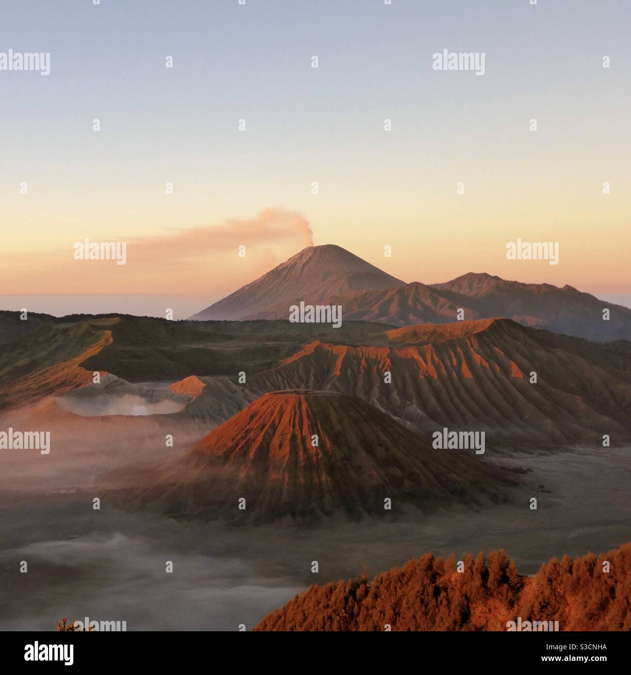 Tengger Caldera avec le Mont Bromo et le Mont Semaru à l'est Java Indonésie Banque D'Images