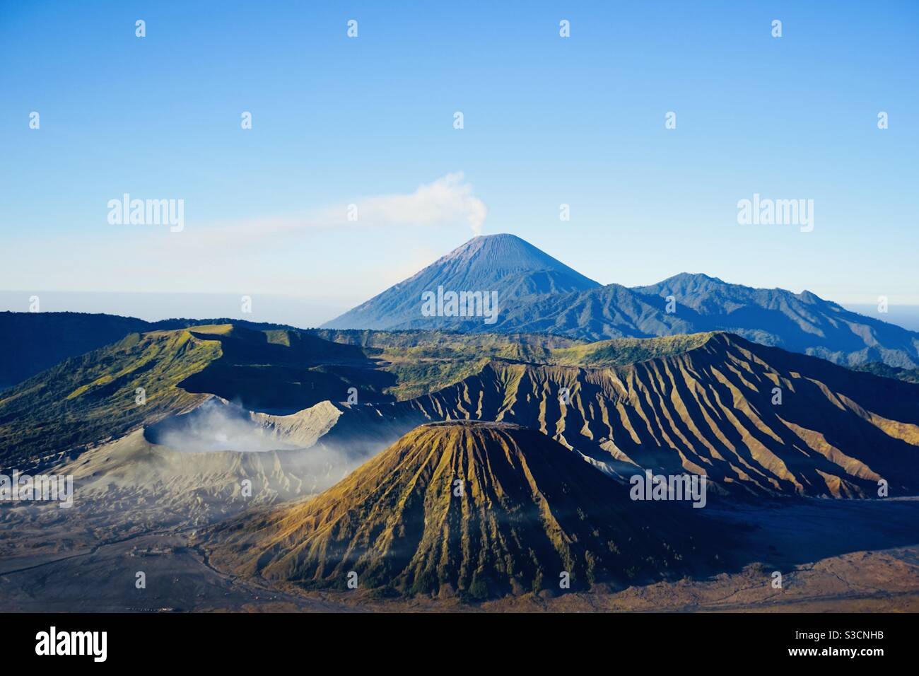 Tengger Caldera avec le Mont Bromo et le Mont Semaru à l'est Java Indonésie Banque D'Images