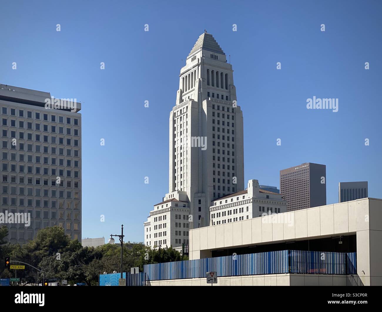 LOS ANGELES, CA, OCT 2020 : vue vers le sud de l'hôtel de ville et d'autres bâtiments gouvernementaux à proximité dans le centre civique du centre-ville, jour - Image de stock capturée avec un smartphone