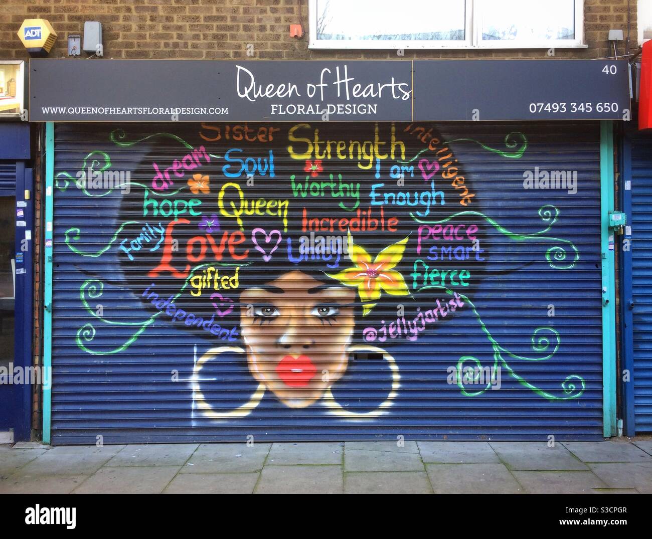 Belle œuvre de style graffiti sur les volets d'un fleuriste sur Church Street, Tottenham. - Image de stock capturée avec un smartphone