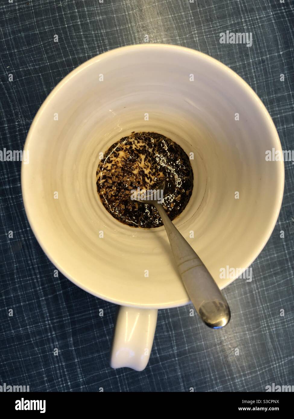 Café instantané avec lait dans une tasse Banque D'Images