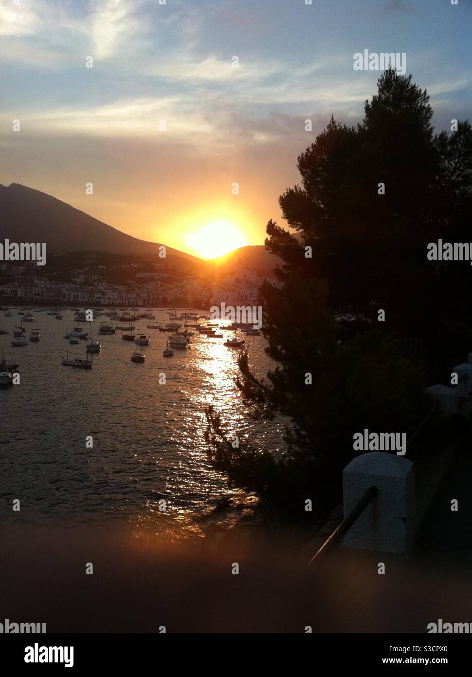 Baie de Cadaques au coucher du soleil sur la Catalogne Banque D'Images