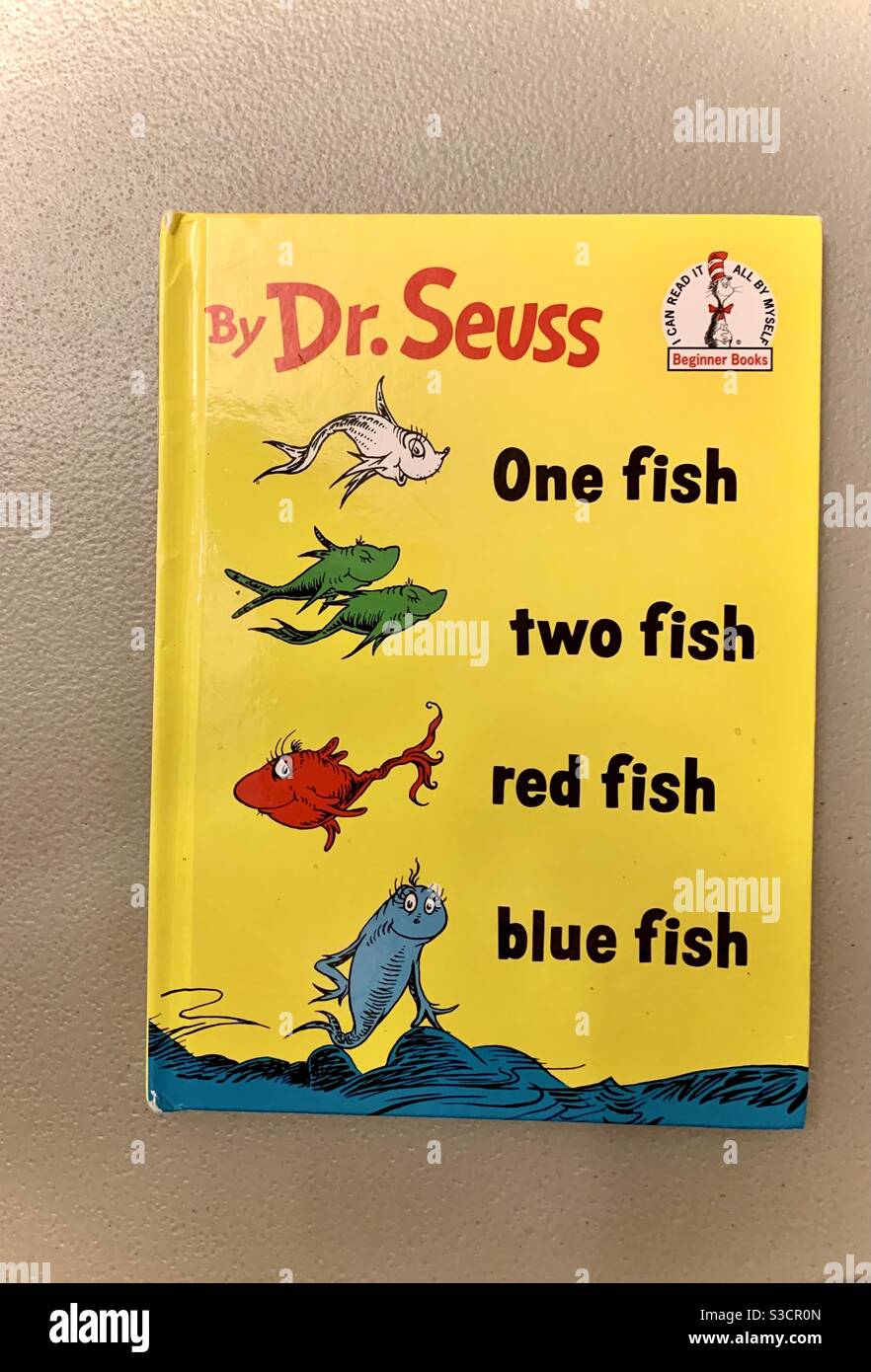 Livre pour enfants - un poisson, deux poissons, poisson rouge, poisson bleu par Dr. Seuss - apprentissage et éducation - livres d'images Banque D'Images