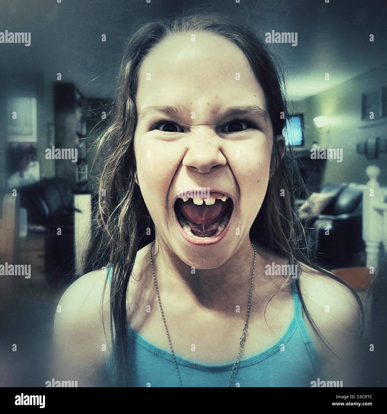 Portrait d'une jeune fille en colère qui hurle - Image de stock capturée avec un smartphone