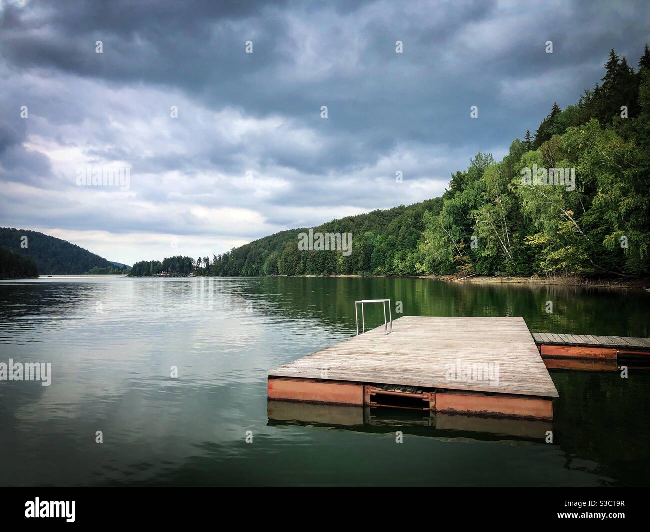 Ponton en bois sur le lac par une journée nuageux Banque D'Images