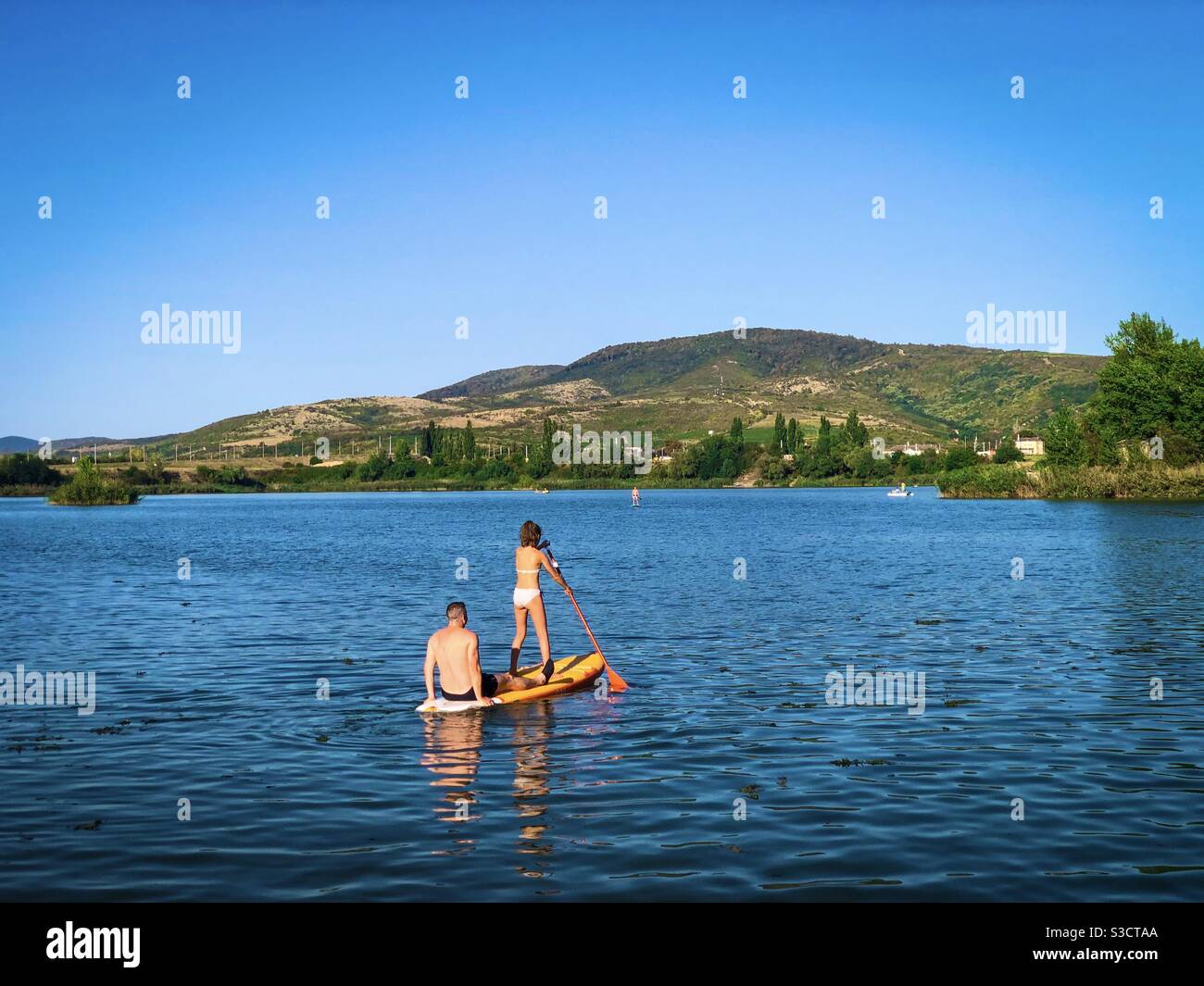 Les gens sur le bateau à aubes sur le lac - Image de stock capturée avec un smartphone