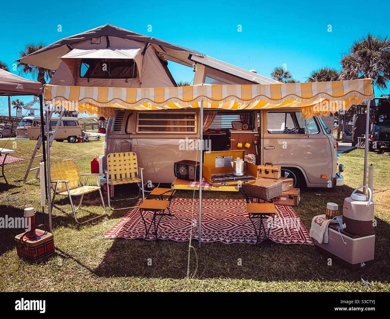 Rétro vintage Volkswagen Van Camper a installé dans un Volkswagen Bug Jam local sur l'île Amelia, Floride, États-Unis Banque D'Images