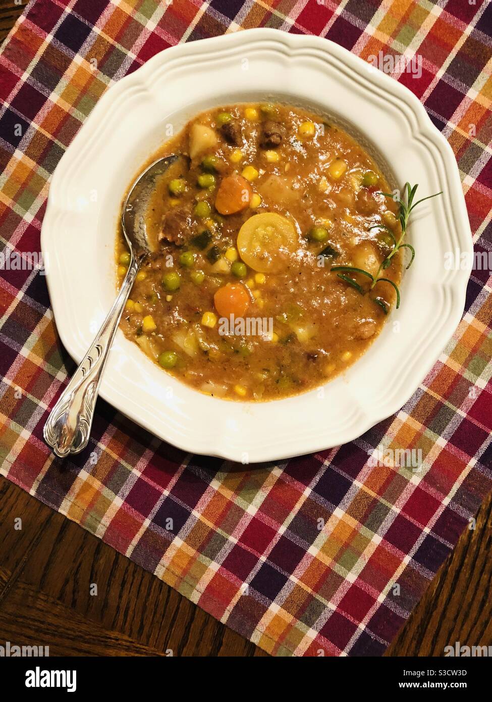 Bol de légumes et de ragoût de bœuf maison chauds - Image de stock capturée avec un smartphone