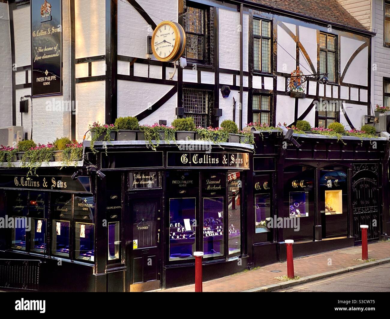 Collins & son - Queens Jewelers Tudor Architecture à Tunbridge Affichage de la fenêtre de Wells High Street - une fenêtre Bow au rez-de-chaussée et aux plantes-fenêtres à l'extérieur du premier étage Banque D'Images