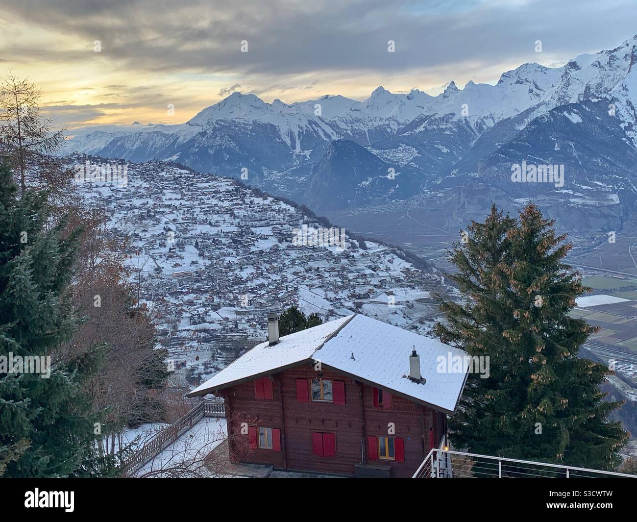 Chalet en bois et arbres alpins dans les alpes suisses Banque D'Images