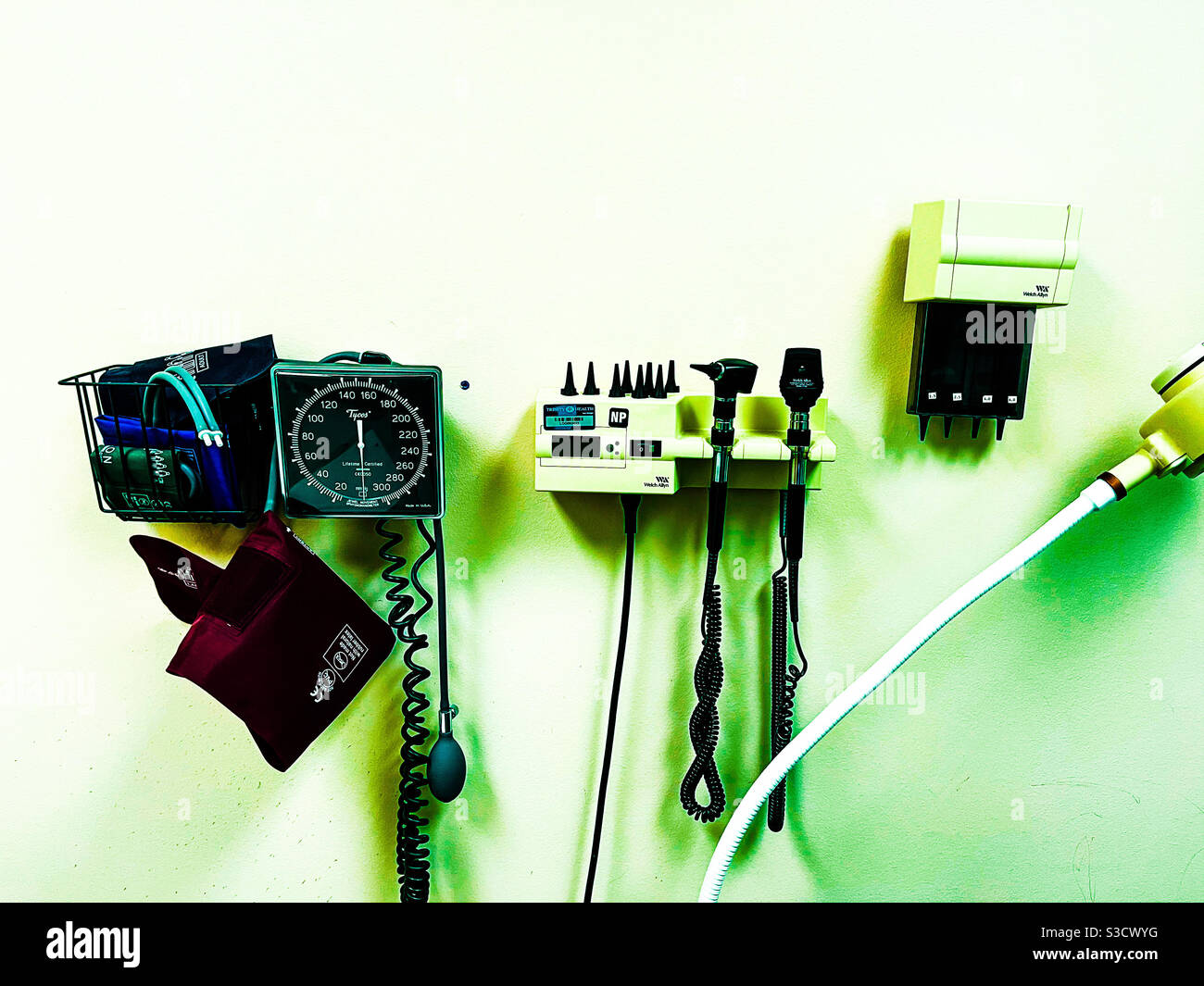 Instruments médicaux suspendus au mur dans la salle d'examen. Banque D'Images