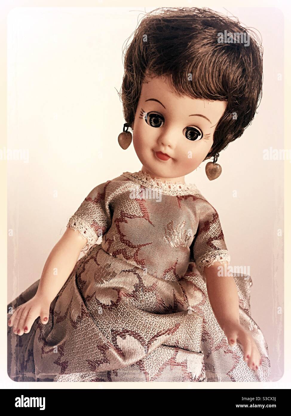 Poupée vintage vogue Jill des années 1950 dans une robe à motifs, USA Banque D'Images