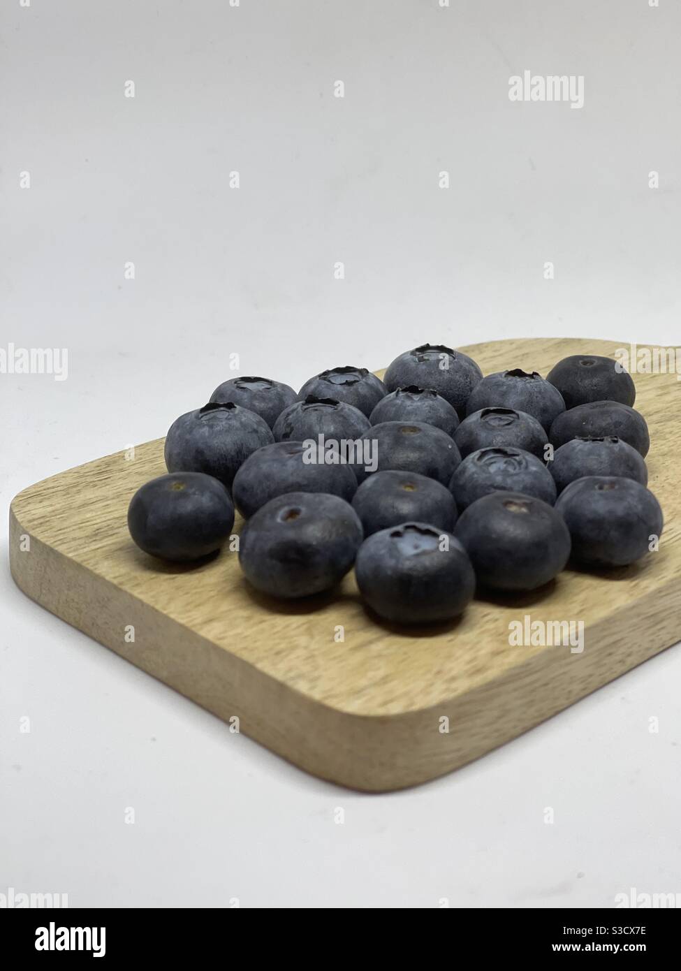 Bleuets sur une planche en bois, photo de la vie Banque D'Images