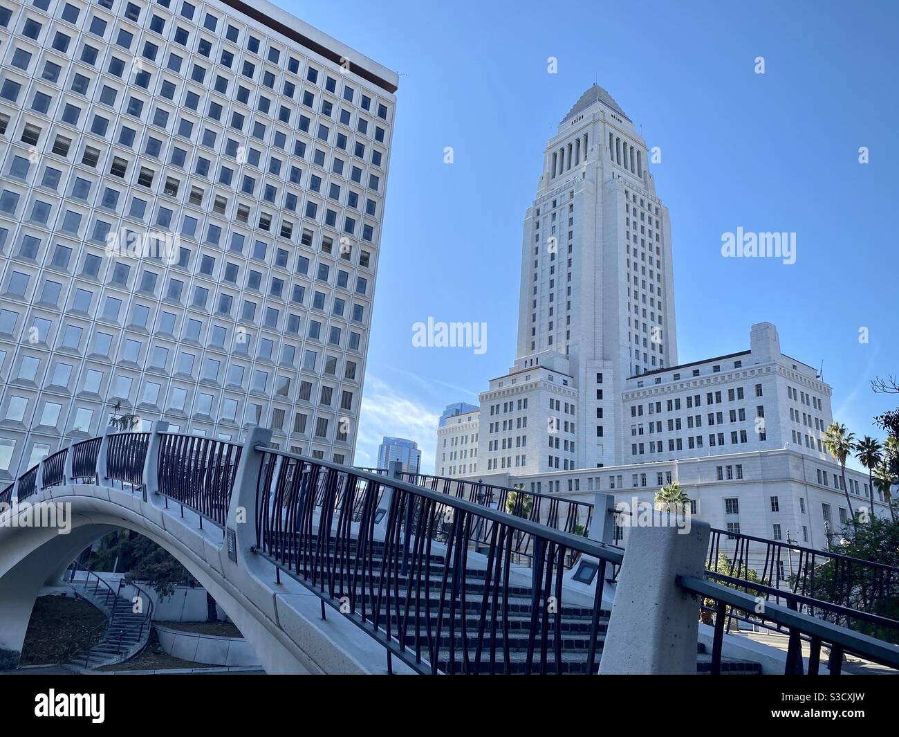 LOS ANGELES, CA, NOVEMBRE 2020 : vue sur la passerelle piétonne dans le centre-ville avec l'hôtel de ville et les bureaux du conseil derrière Banque D'Images LOS ANGELES, CA, NOVEMBRE 2020 : vue sur la passerelle piétonne dans le centre-ville avec l'hôtel de ville et les bureaux du conseil derrière Banque D'Images