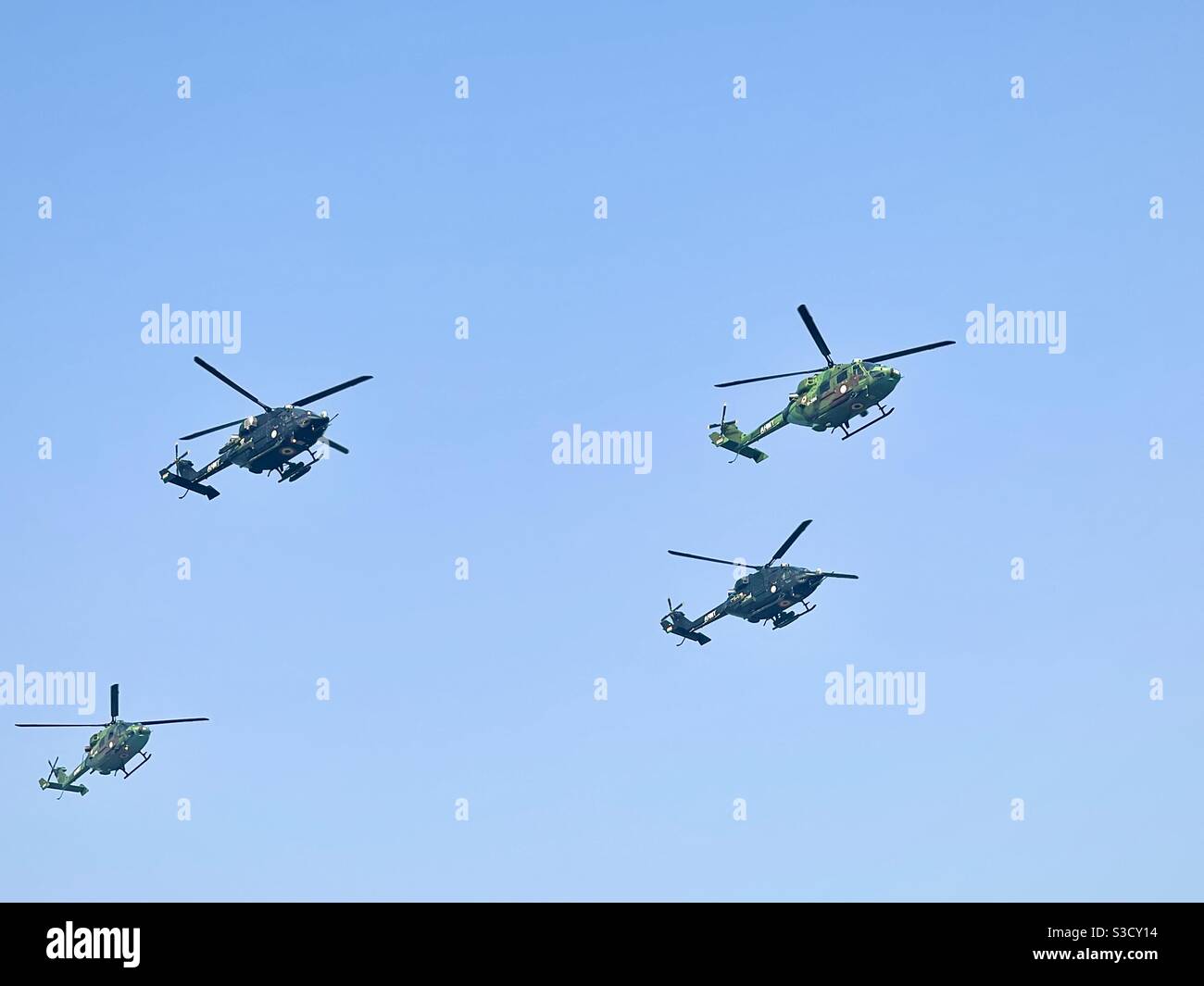 Quatre hélicoptères de l'armée indienne volant dans une formation sur le célébration de la journée de la république à delhi Banque D'Images