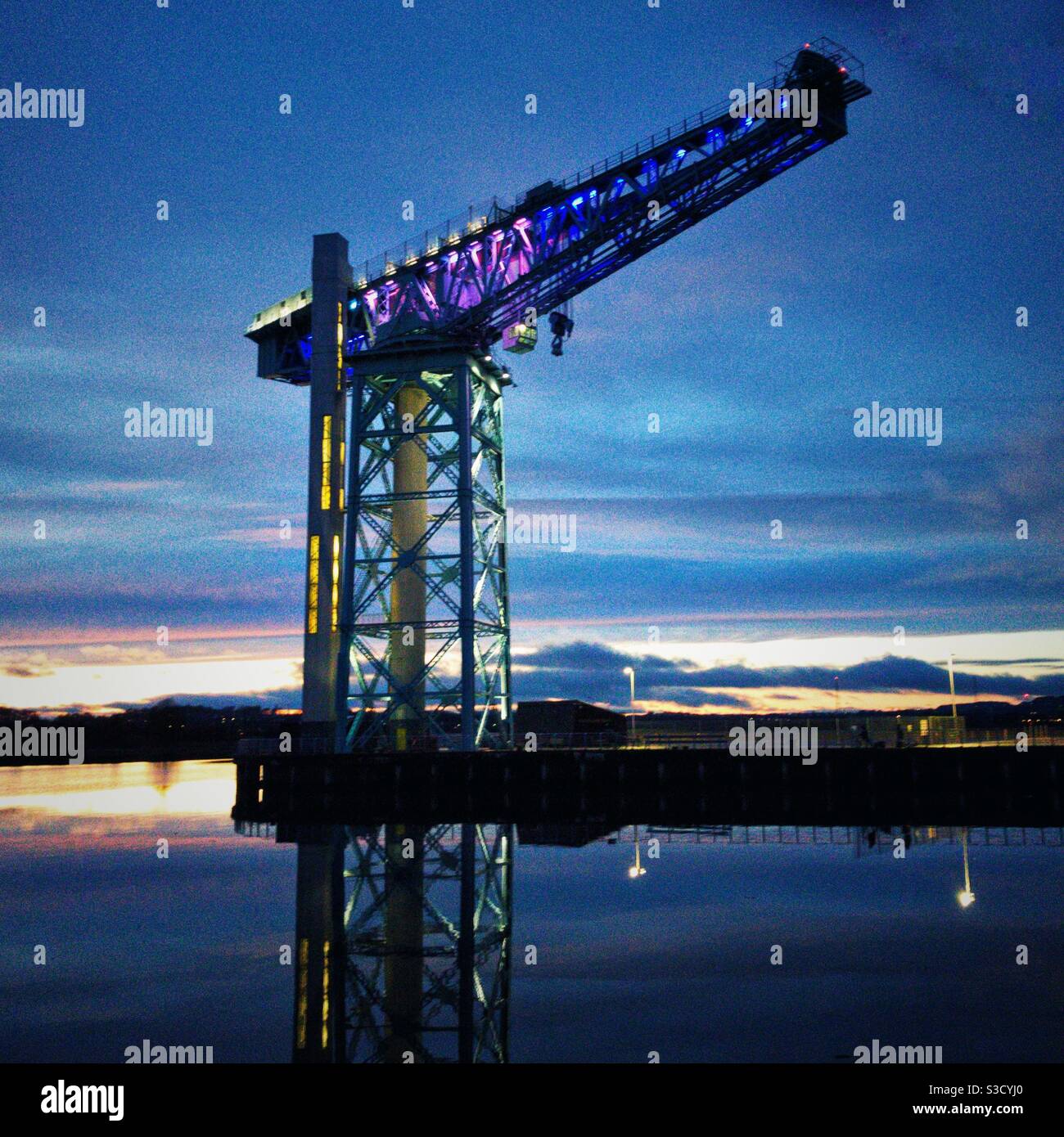 Titan Crane Clydebank au coucher du soleil. - Image de stock capturée avec un smartphone
