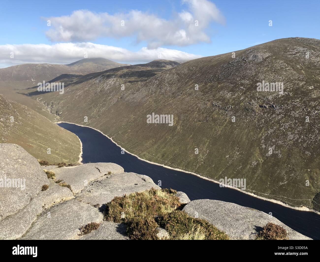 Réservoir Ben Cromm dans les montagnes Mourne en Irlande du Nord, avec Slieve Lamagan sur la droite. Banque D'Images