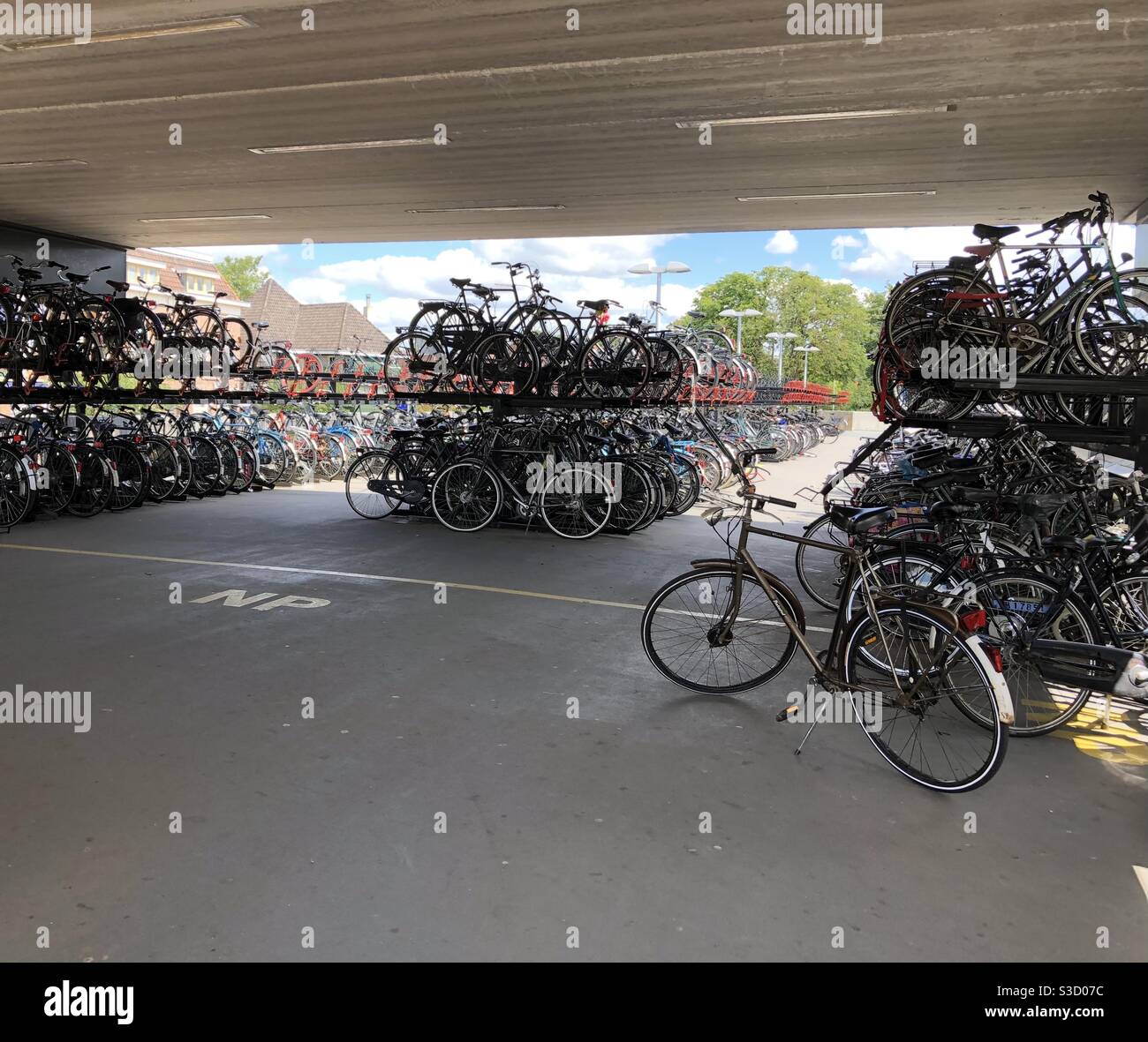 Parking pour vélos à une gare des pays-Bas Banque D'Images