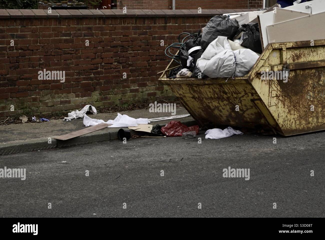 Un saut à la maison laissé sur le bord de la route qui est terminé débordant de déchets et de détritus sur toute la route avec espace de copie - Image de stock capturée avec un smartphone