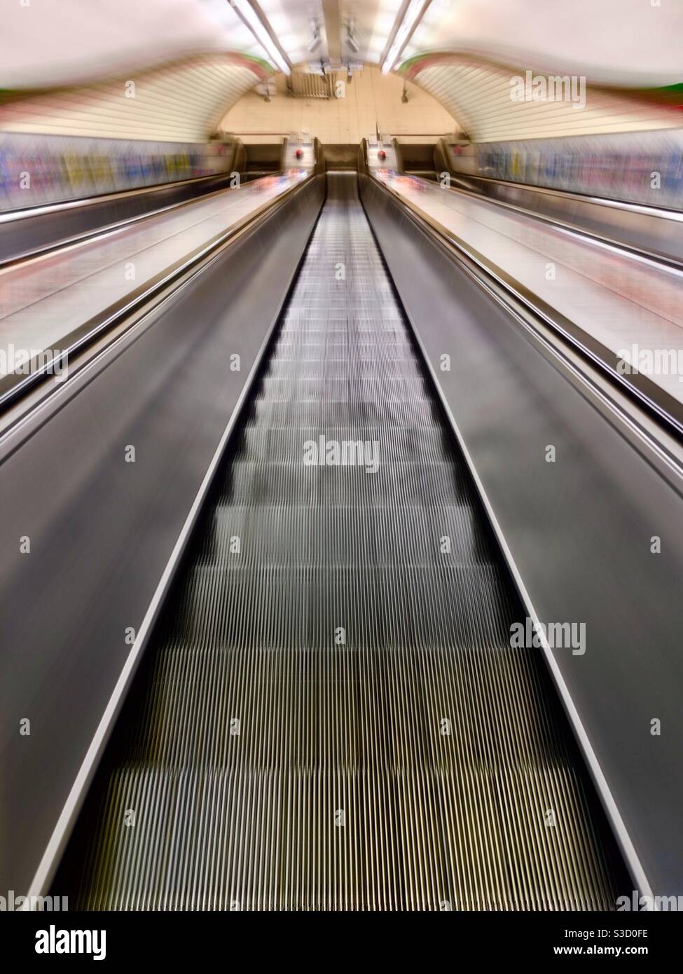 Vers le bas de l’Escalator Banque D'Images