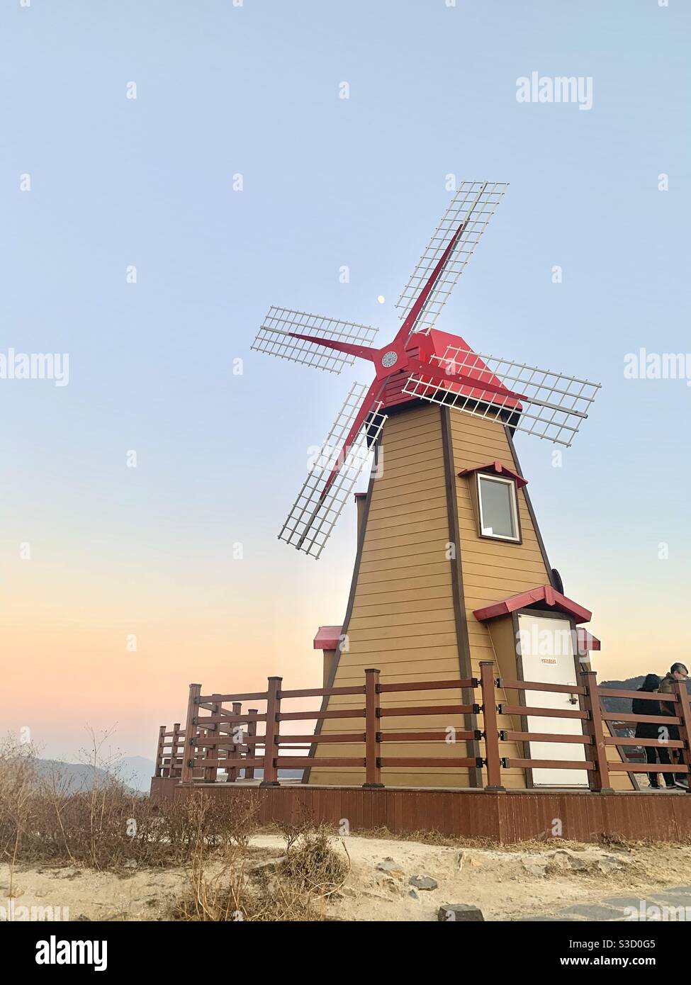 Moulin à vent en Corée au coucher du soleil Banque D'Images