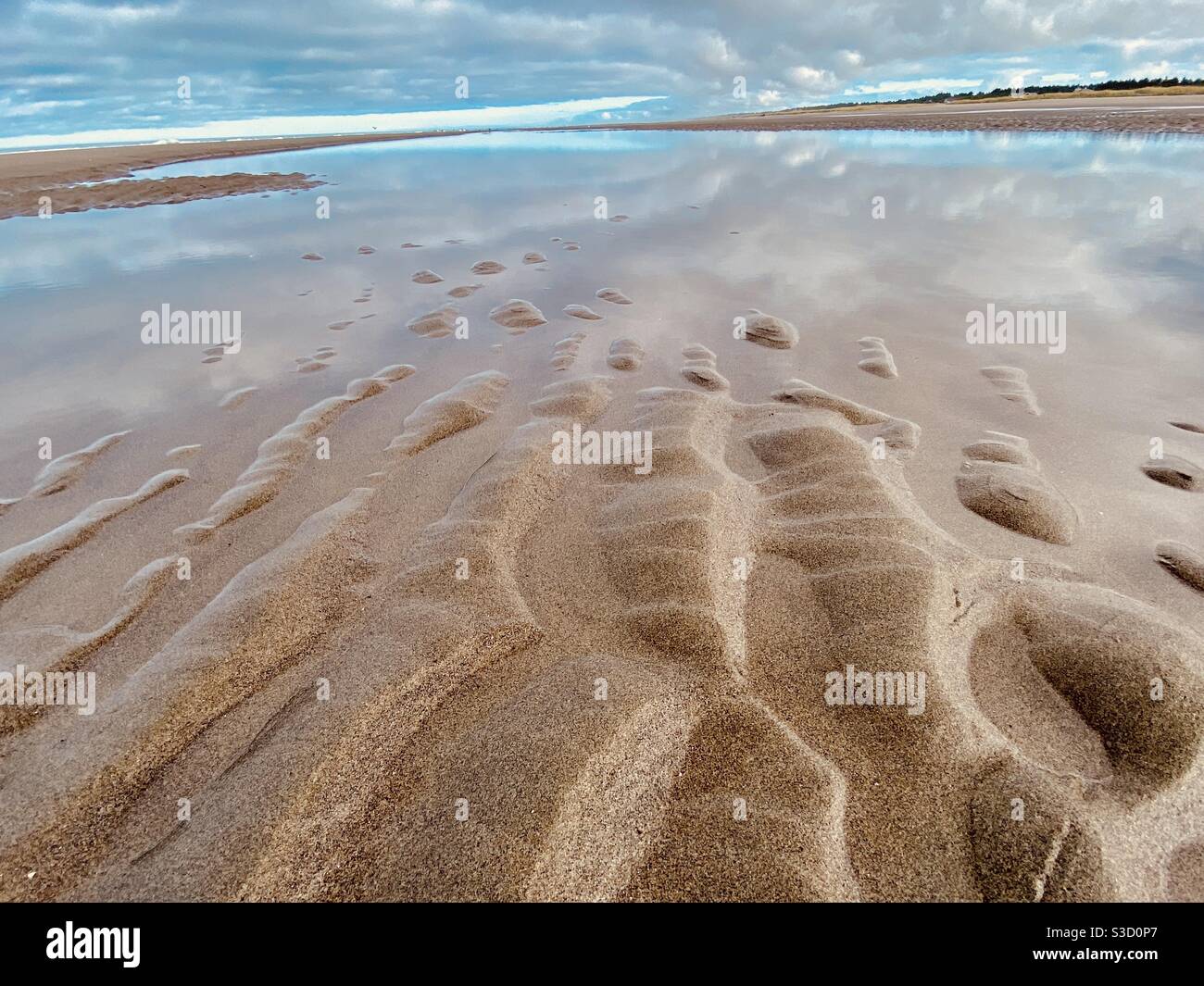 Marée basse sur une plage de sable. - Image de stock capturée avec un smartphone