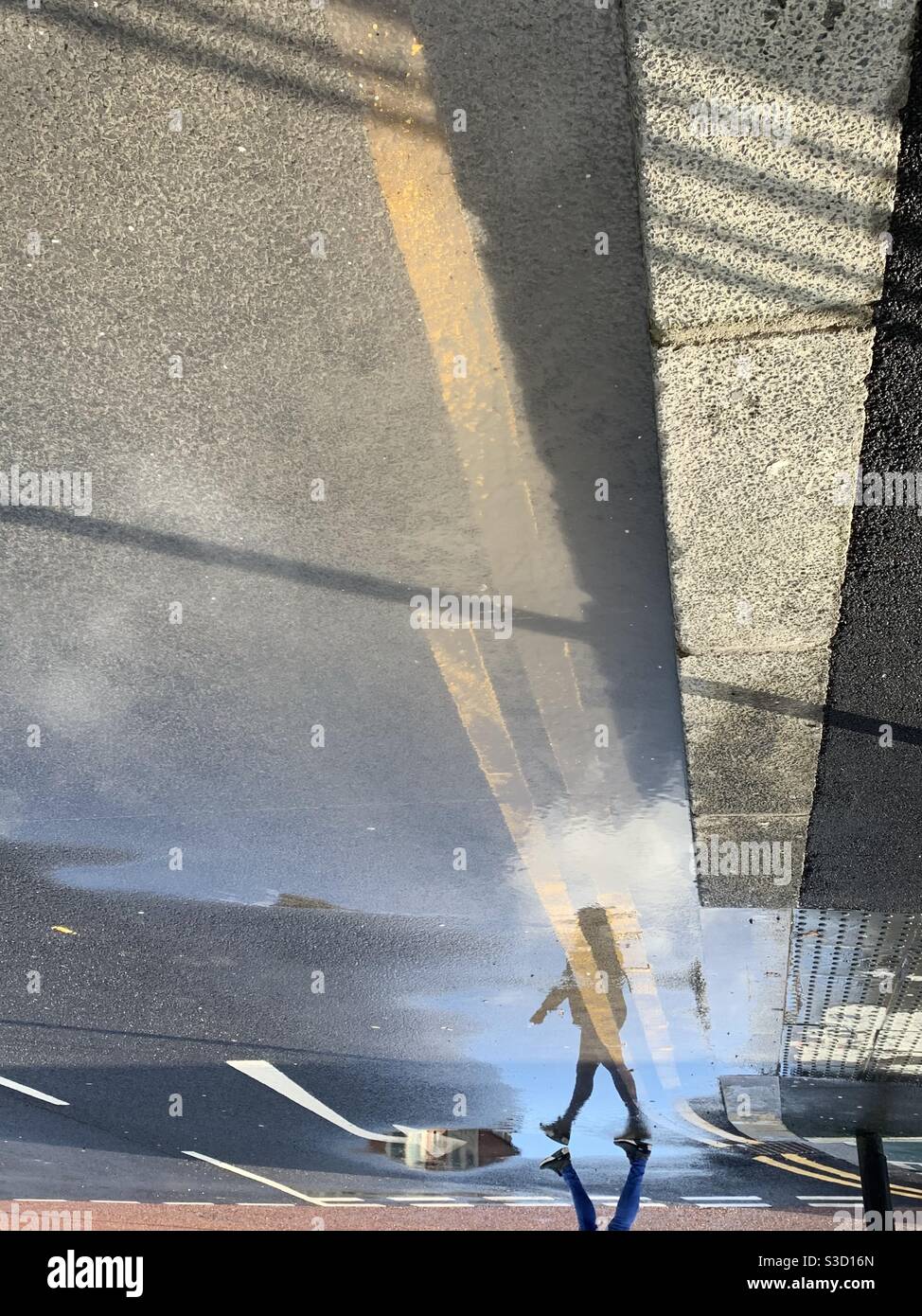 Femme traversant la route en réflexion - Image de stock capturée avec un smartphone