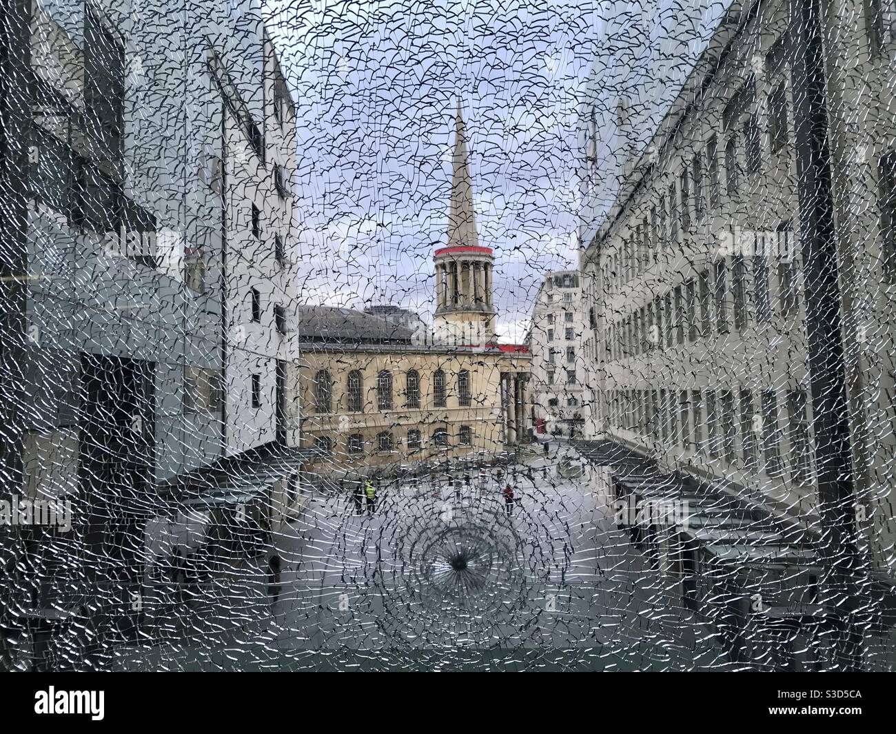 Église vue à travers le verre dépoli - Image de stock capturée avec un smartphone
