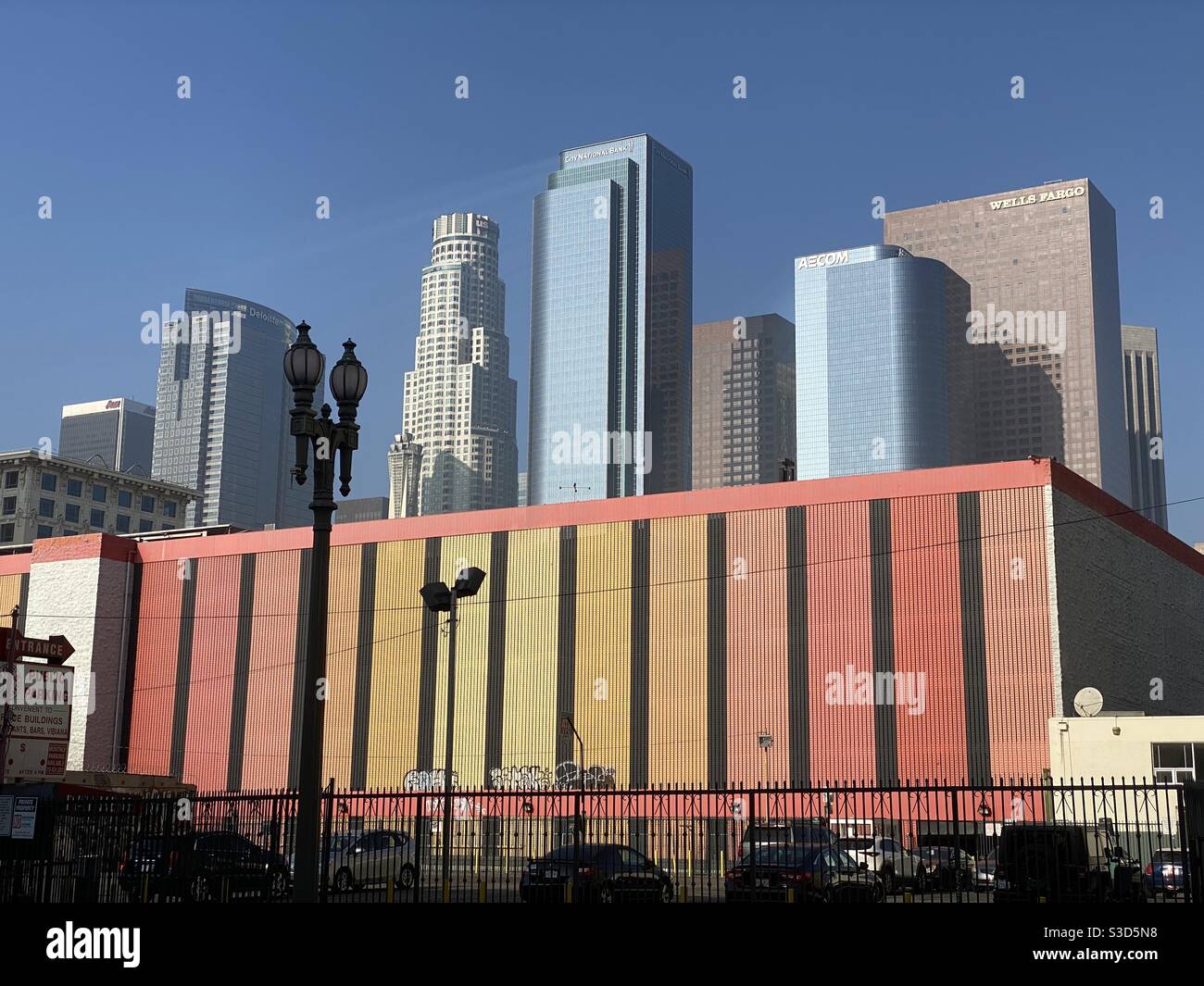LOS ANGELES, CA, NOVEMBRE 2020 : gratte-ciel de la ligne d'horizon du centre-ville, vue sur le sommet d'une structure de stationnement rouge et jaune colorée, heure de la journée Banque D'Images LOS ANGELES, CA, NOVEMBRE 2020 : gratte-ciel de la ligne d'horizon du centre-ville, vue sur le sommet d'une structure de stationnement rouge et jaune colorée, heure de la journée Banque D'Images