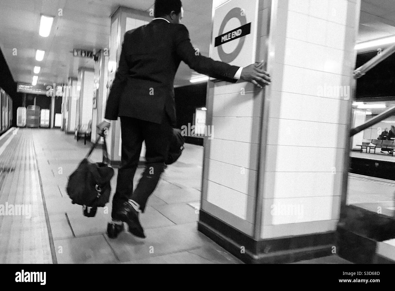 Un homme en costume qui court dans le métro de Londres. Londres, Angleterre, 18 mai 2017 Banque D'Images