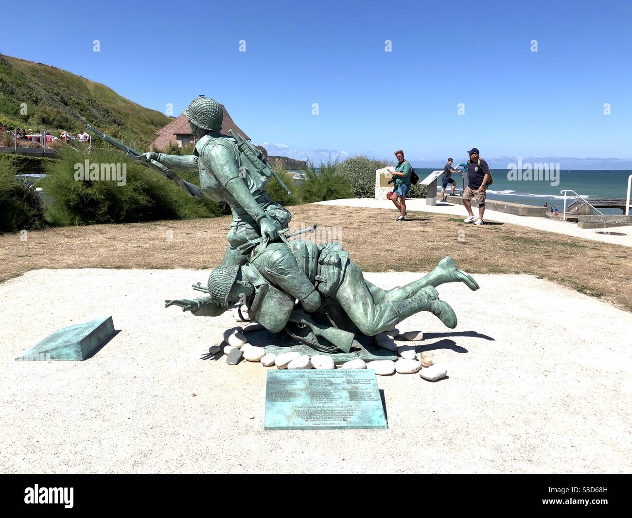 Un mémorial pour les soldats de la 116e division de la 29e division Équipe de combat régimentaire d'infanterie qui a atterri sur Omaha Beach Jour J à Vierville-sur-Mer - Image de stock capturée avec un smartphone
