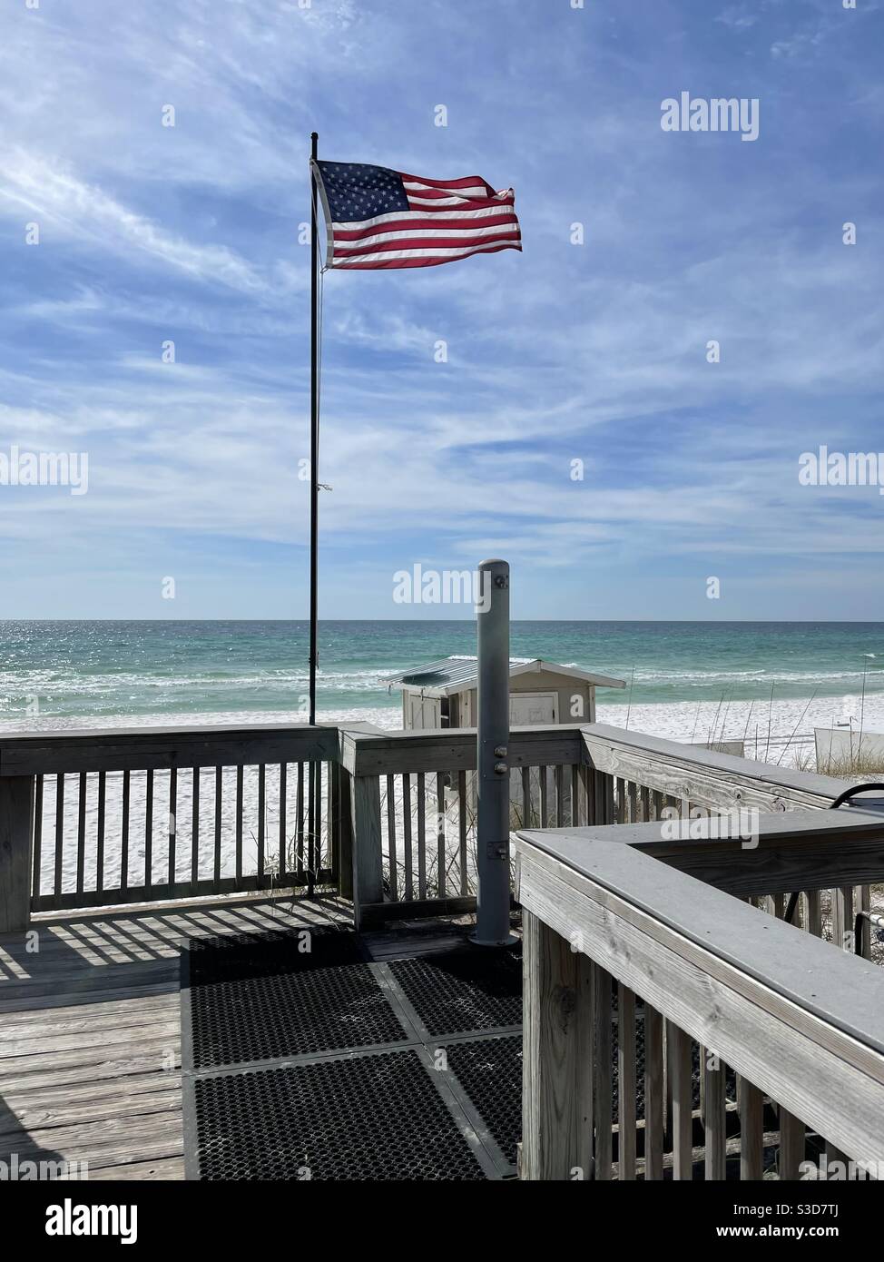 Drapeau américain survolant la plage de sable blanc de Floride - Image de stock capturée avec un smartphone