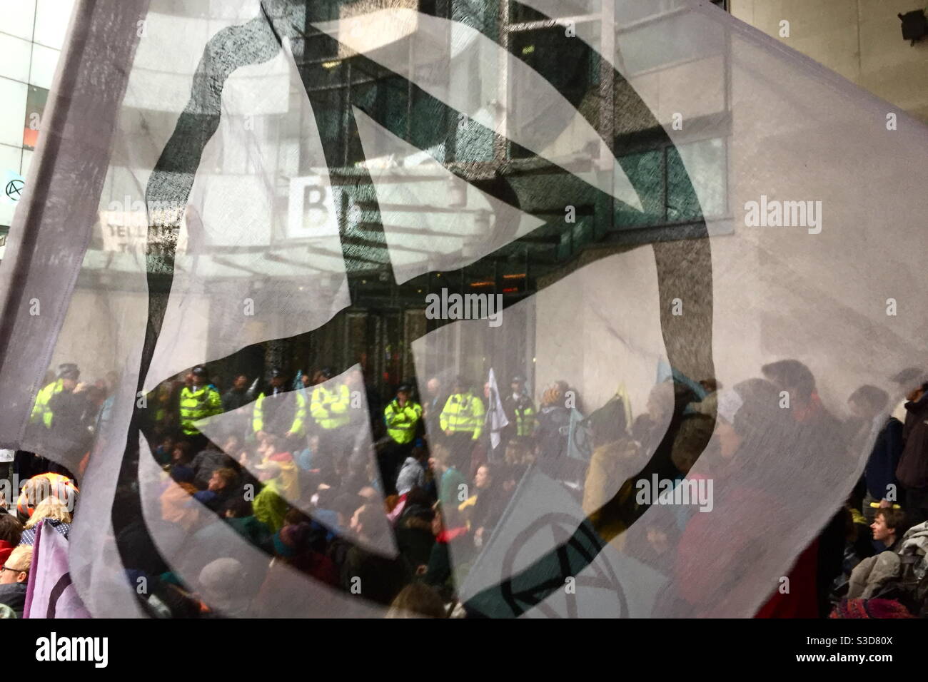 Manifestation de la rébellion de l'extinction à la BBC - Image de stock capturée avec un smartphone