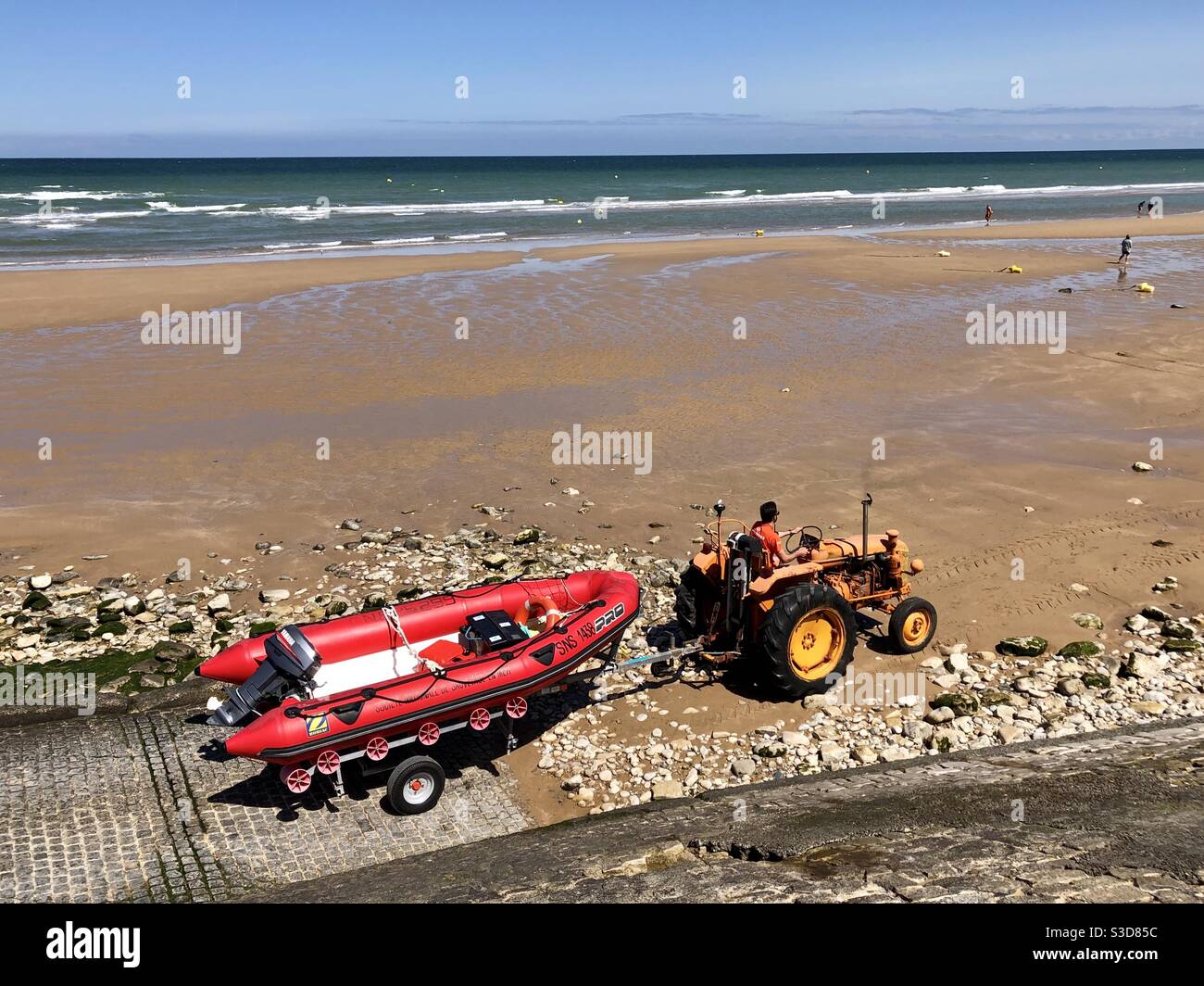 La Société nationale de Svetage en Mer (SNSM) RIB est en train d'être prise jusqu'à la plage en tracteur - Image de stock capturée avec un smartphone
