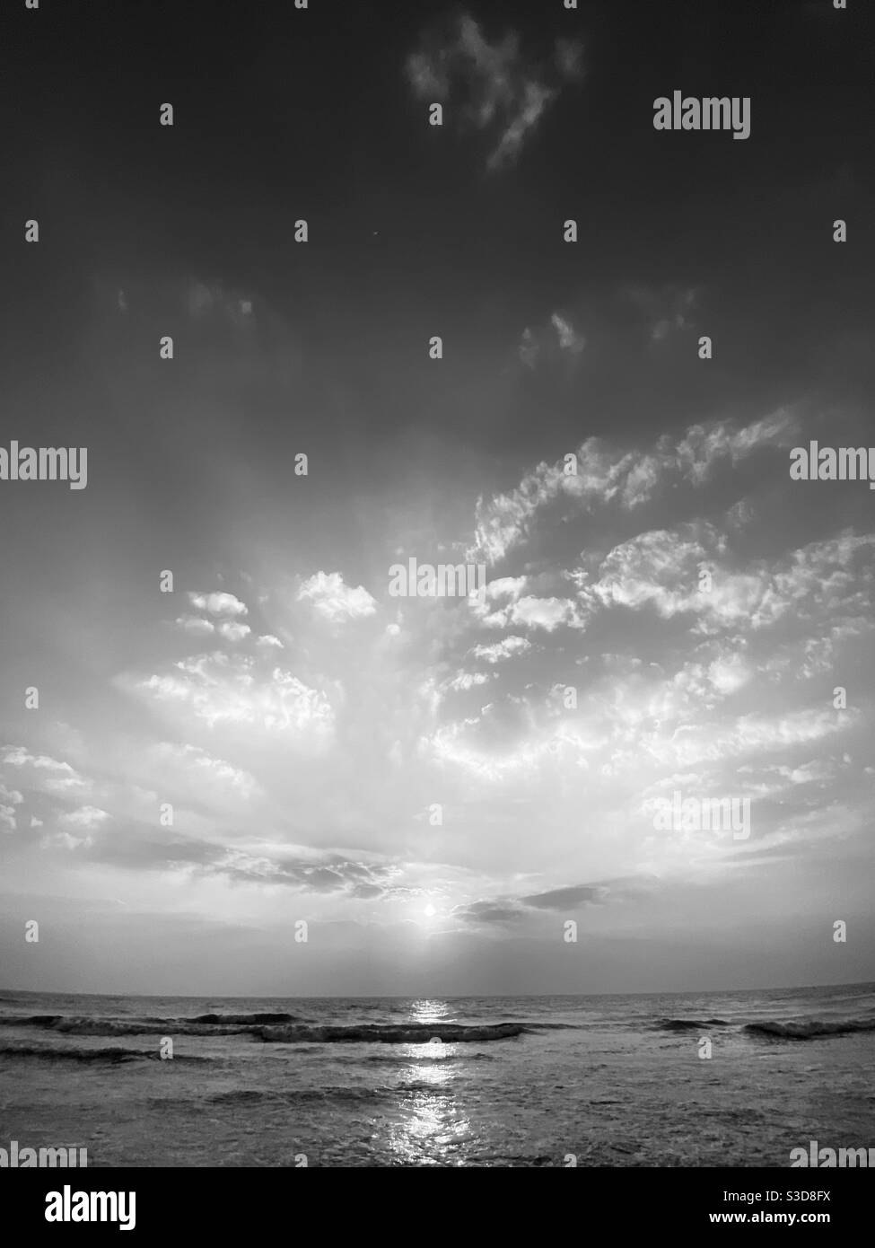 Photo noir et blanc du lever du soleil sur la plage Banque D'Images