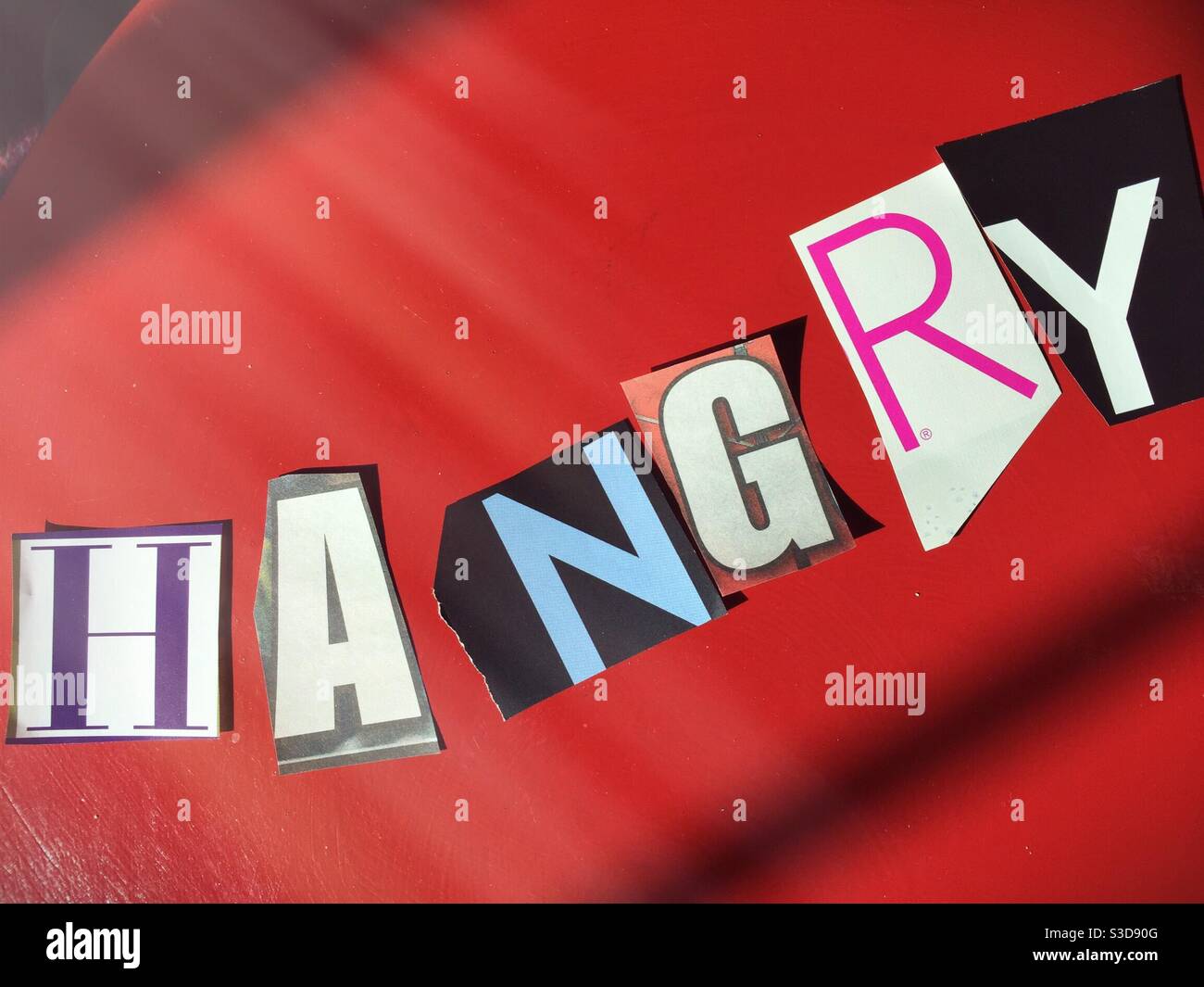 Gros plan du mot combiné Hangry signifiant faim et colère dans le style de note de rançon, USA - Image de stock capturée avec un smartphone