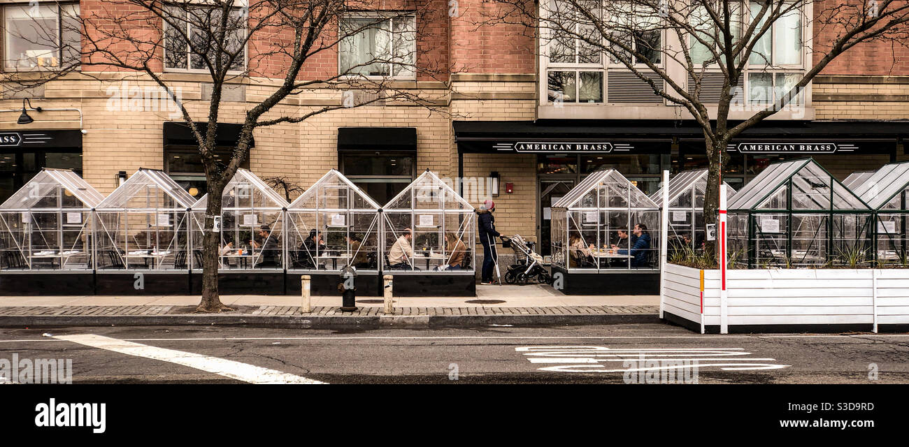 Dîner à l'extérieur à l'American Brass à long Island City, Queens, à New York, sous réserve de restrictions COVID-19 Banque D'Images