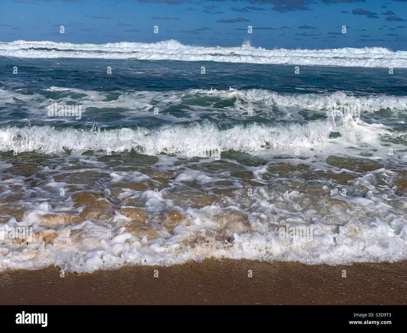 Vagues douces qui se déferlent jusqu'au rivage - Image de stock capturée avec un smartphone