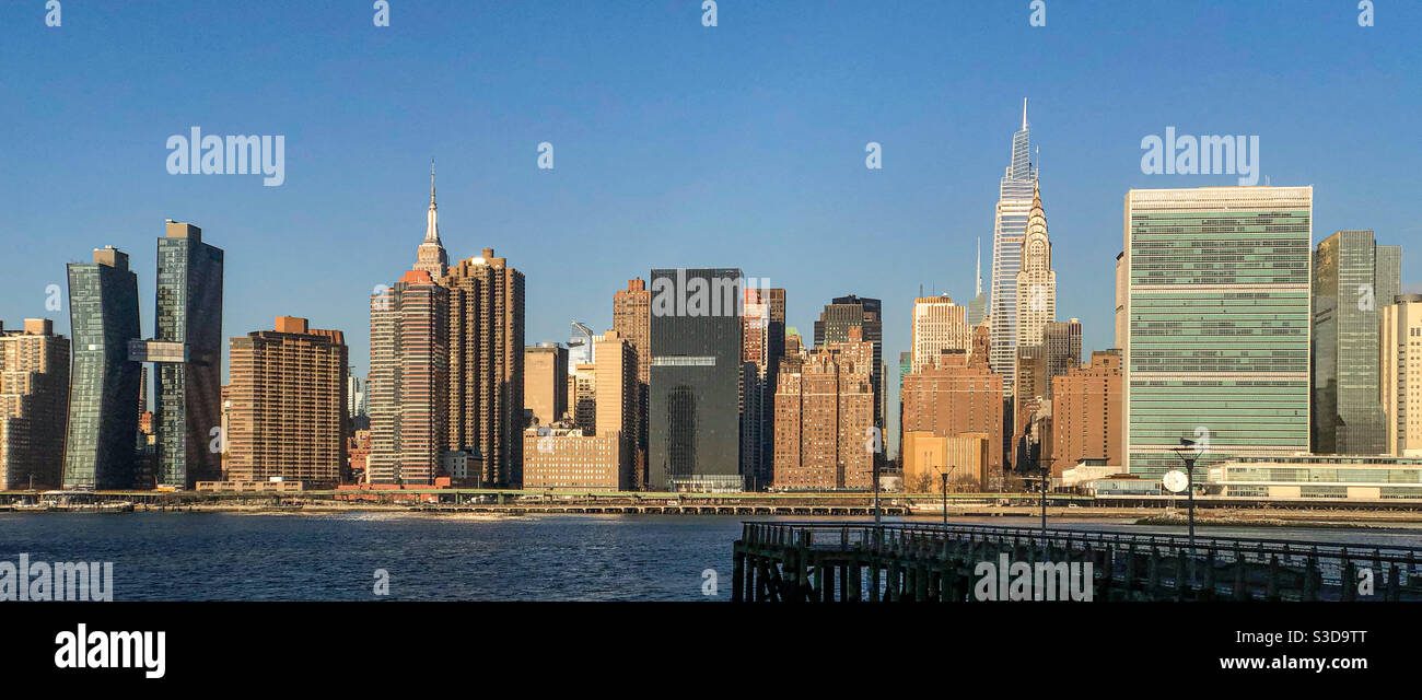 Vue sur Midtown Manhattan et l'East River - Image de stock capturée avec un smartphone