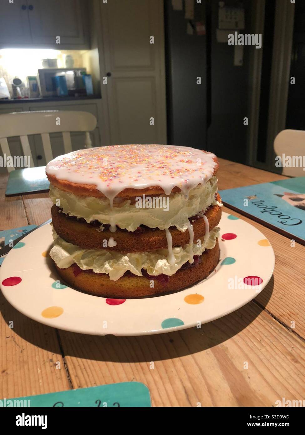 Un énorme gâteau à la crème comme un régal pendant le maintien Banque D'Images