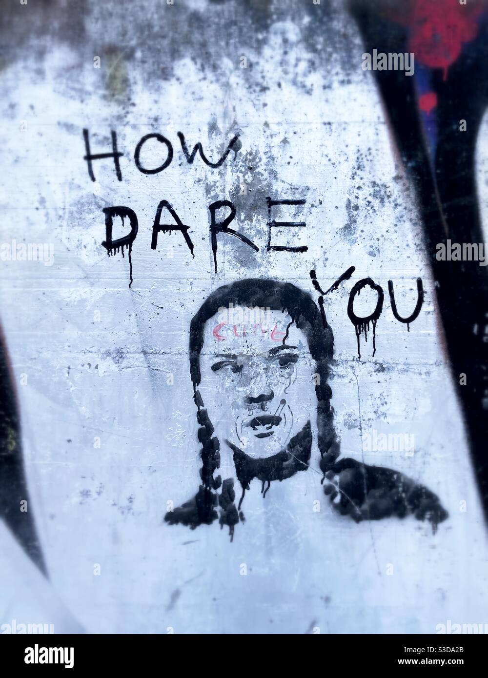 Un pochoir Graffiti de Greta Thunberg et les mots comment vous oser dans le Parc Am Gleisdreieck, Berlin, Allemagne, 2021 Banque D'Images
