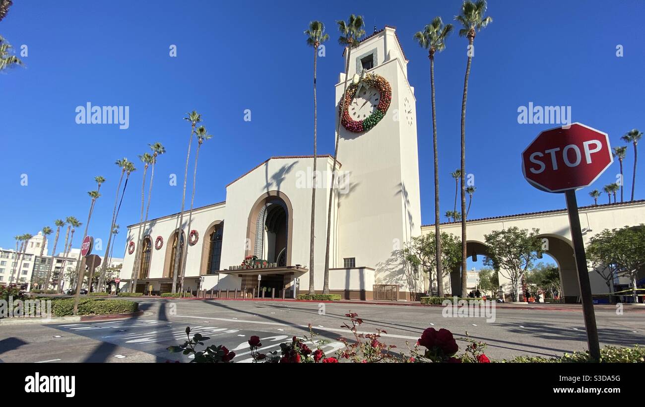 LOS ANGELES, CA, NOVEMBRE 2020: Vue grand angle Los Angeles Union Station avec décorations de Noël et palmiers, centre-ville Banque D'Images