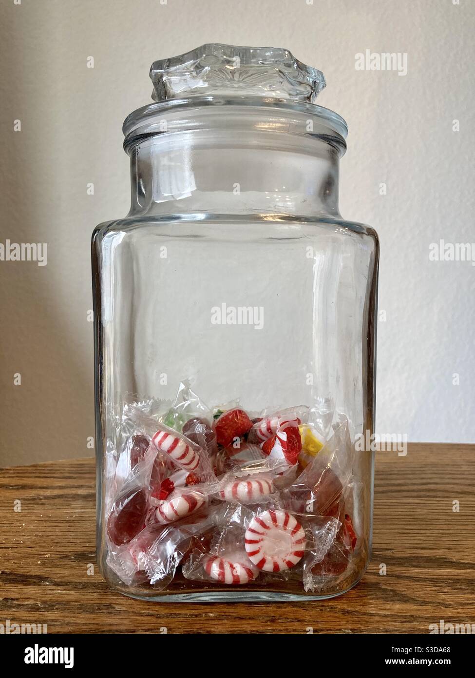 Pot de bonbons en verre avec bonbons durs Banque D'Images