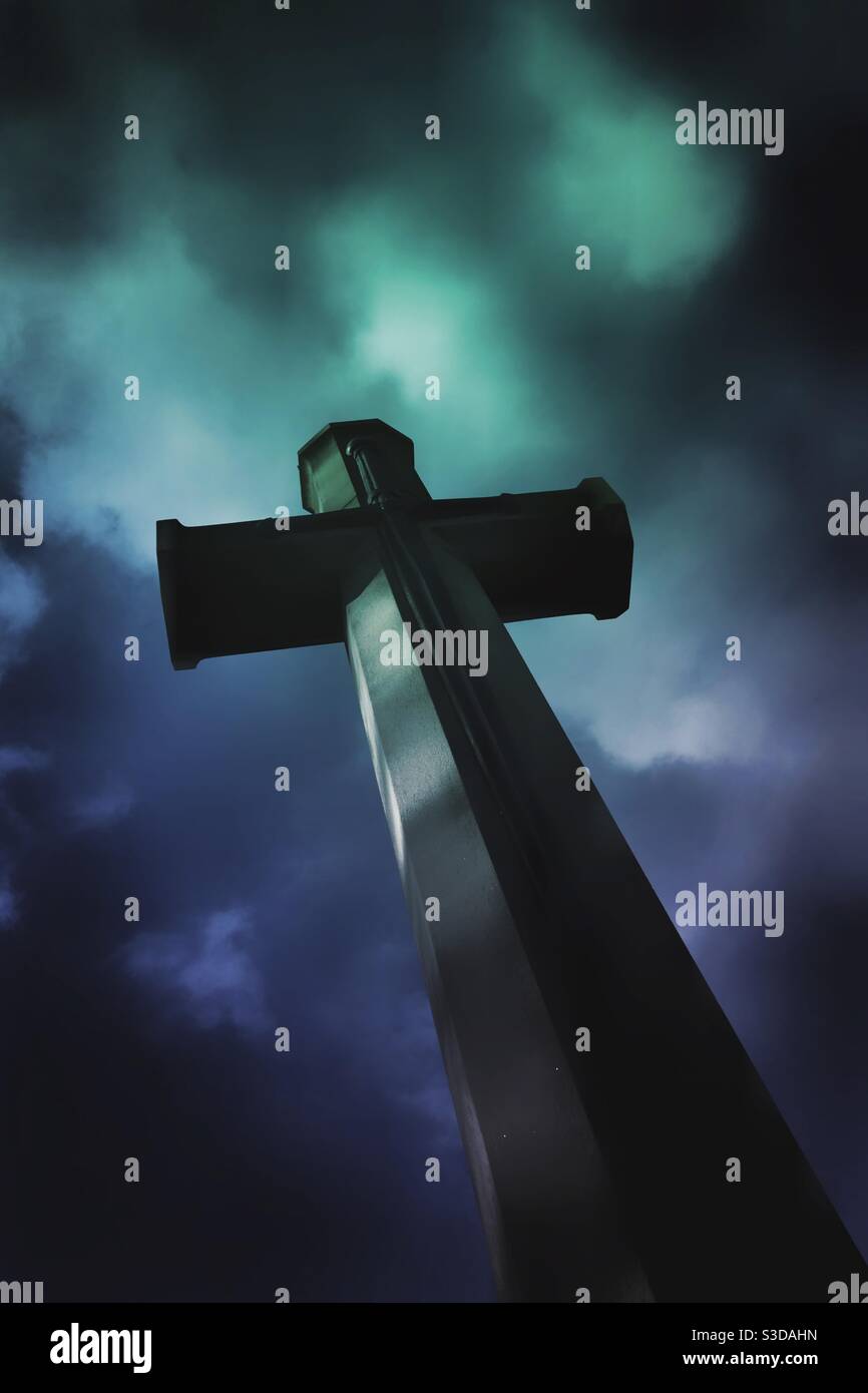 Un crucifix ou un cimetière mémorial traverse contre un sinistre et ciel vert spectaculaire Banque D'Images