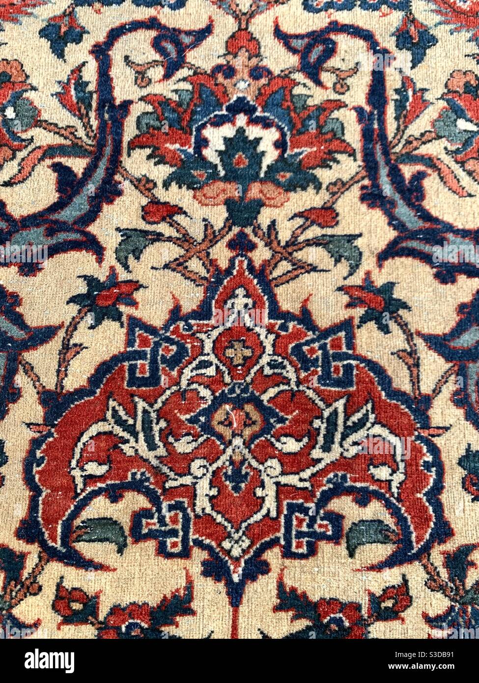 Tapis rouge Arabesque motif d'Ispahan antique Photo Stock - Alamy