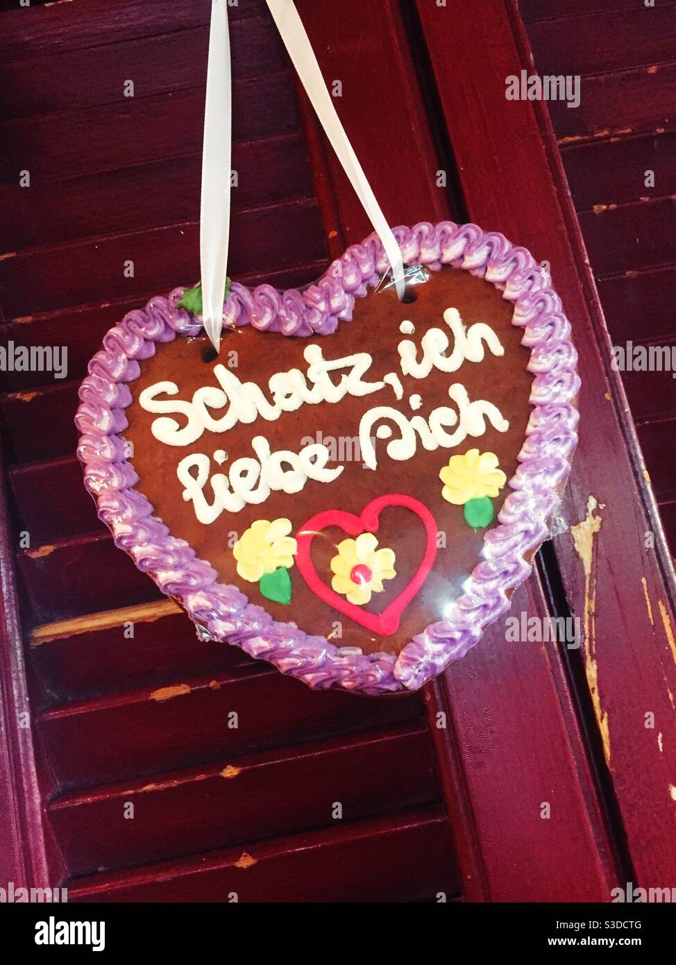 Coeur de pain d'épice avec le texte allemand „Darling, je vous aime“ comme la décoration d'Oktoberfest - Image de stock capturée avec un smartphone